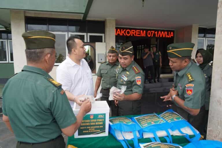 5000 Paket Daging dan Beras di Serahkan PT Suri Nusantara Jaya Kepada Korem Wijayakusuma