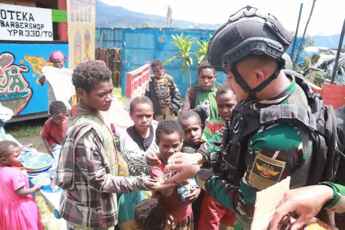 Beri Bukti Bukan Janji, Satgas Tri Dharma Kostrad Bantu Tangani Pengungsi