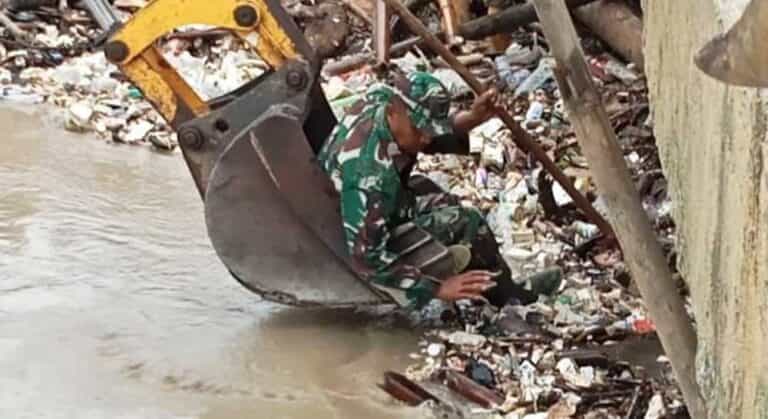 TNI turut aktif dalam upaya penanganan bencana banjir Provinsi Jambi, dengan menurunkan pasukan TNI dari berbagai satuan untuk membantu