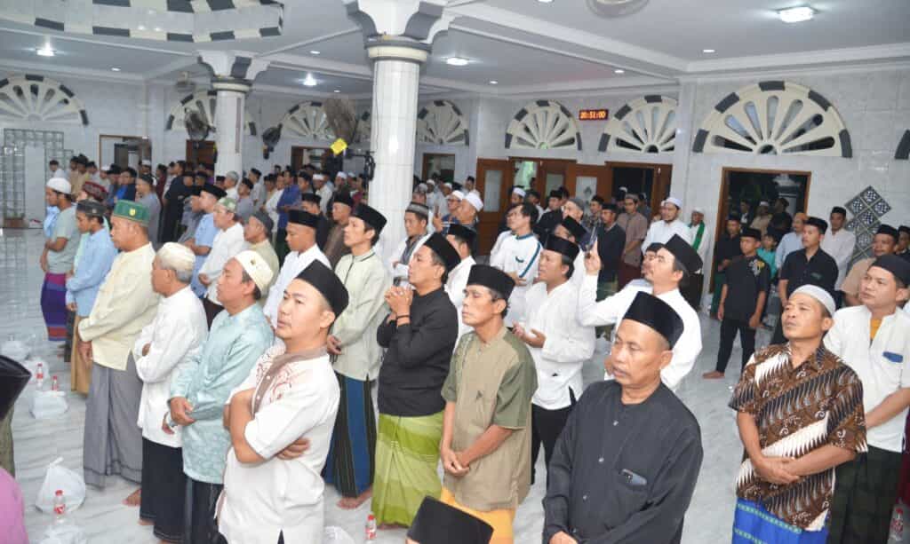Masyarakat Antusias Hadiri Peringatan Isra Mi’raj di Masjid Assalaamatul Waqfiyah 1708240689644 1708240689644