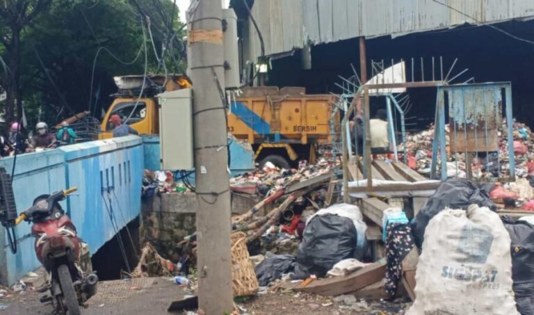Truk Sampah Makan Bahu Jalan Depan Pasar Rubuh Tangerang Bikin Macet