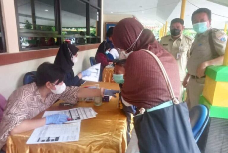 Kecamatan Kalideres Gelar Pemeriksaan Kesehatan dan Pengobatan Gratis