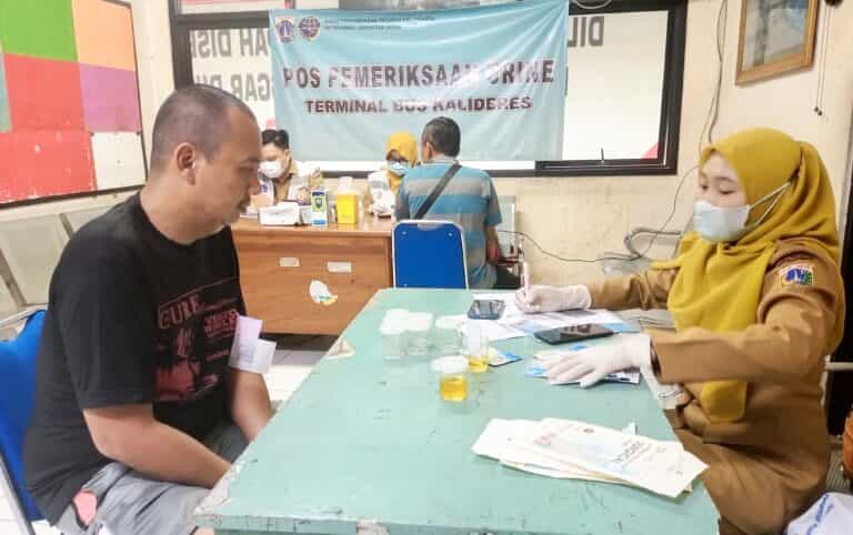 Sopir Bus AKAP di Terminal Kalideres Jalani Tes Urine dan Cek Kesehatan
