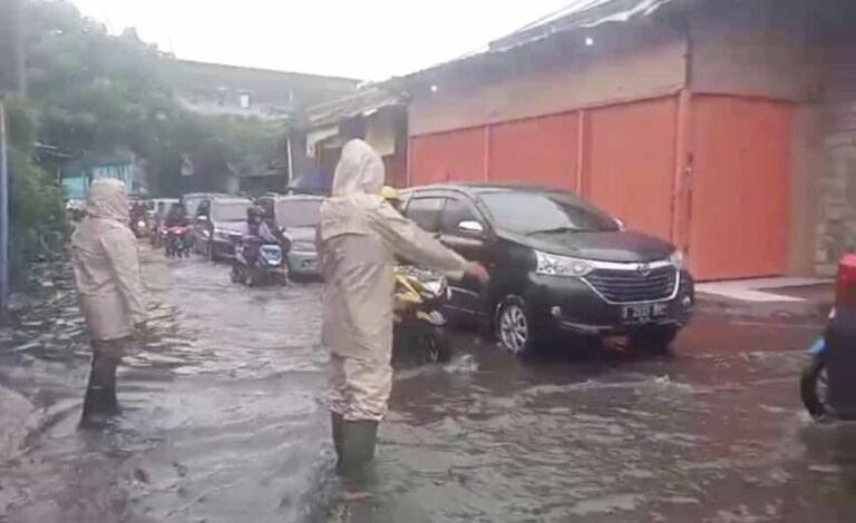 Hujan Deras Guyur Jakarta, Jalan Prepedan Raya Kalideres Terendam Banjir