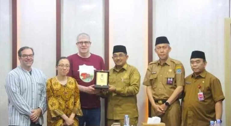 Bupati Tanjung Jabung Barat Drs. H. Anwar Sadat, menerima kunjungan dari Michigan State University (MSU) Amerika Serikat di Ruang Rapat