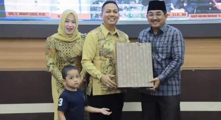 Pemerintah Kabupaten Tanjung Jabung Barat (Pemkab Tanjabbar) menggelar malam pisah sambut Kapolres Tanjab Barat AKBP Padli kepada