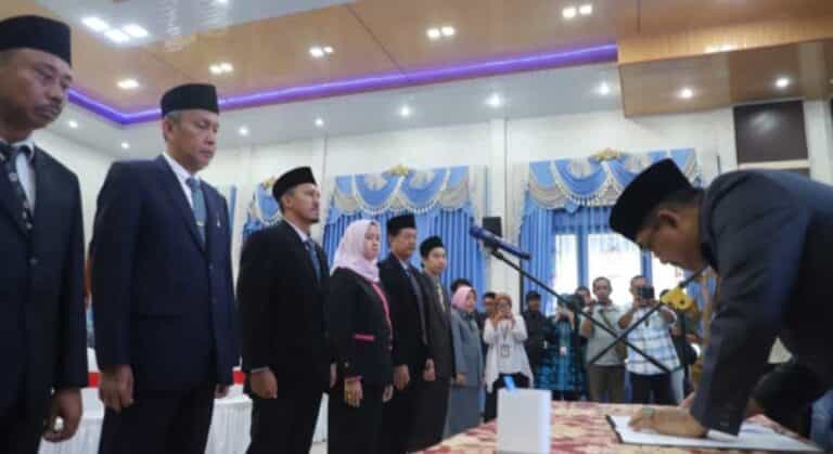 Bupati Tanjung Jabung Barat Drs. H. Anwar Sadat, melantik 12 Pejabat baru bertempat di rumah Dinas Jabatan Bupati, Kamis (1/2/2024).