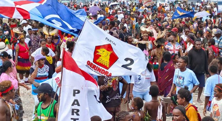 Ribuan massa simpatisan dari partai koalisi dan relawan capres – cawapres nomor 02, Prabowo Subianto – Gibran Rakabuming Raka di Mimika
