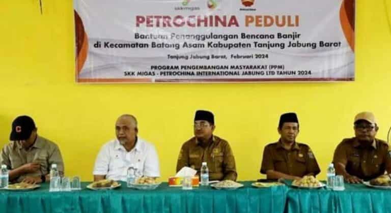 Bupati Tanjabbar, Anwar Sadat menerima bantuan penanggulangan bencana banjir dari SKK Migas PetroChina International Jabung Ltd