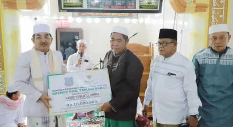 Bupati Tanjung Jabung Barat Drs. H. Anwar Sadat, melakukan Safari Jumat Berkah di Masjid Munajatul Ummah Desa Sungai Serindit