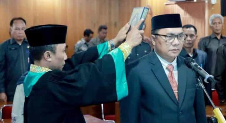 Bupati Tanjabbar Anwar Sadat, melaksanakan pelantikan dan pengambilan Sumpah Jabatan Sekda Kabupaten Tanjabbar