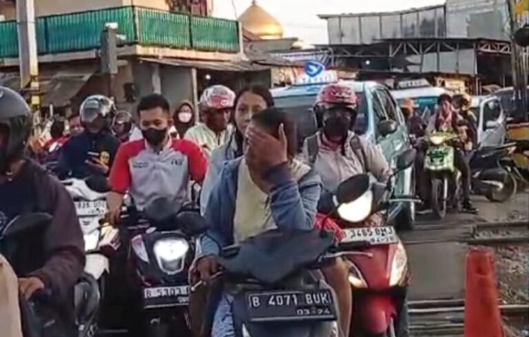 Kemacetan Perlintasan KRL di Semanan Semakin Parah