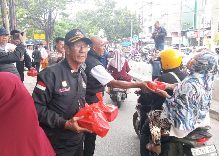 Citra Bhayangkara Polsek Kalideres Berbagi Takjil Kepada Masyarakat Jelang Buka Puasa