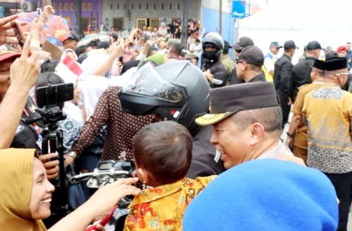Kapolda Sumut Gendong Anak Antusias Bertemu Presiden RI Jokowi