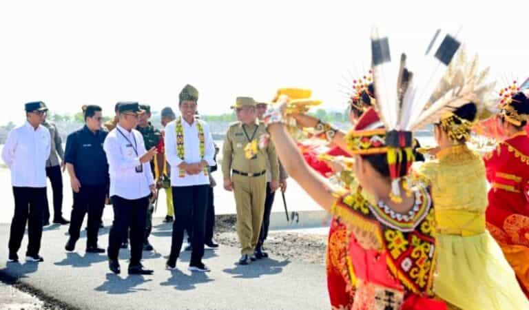 Upacara Adat Tepung Tawar Sambut Presiden Jokowi di Kalimantan Barat