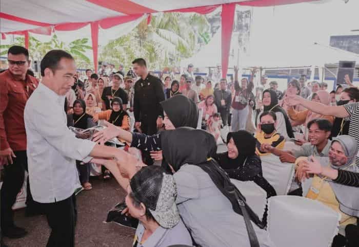 Tinjau Bulog Kampung Melayu Singkawang, Presiden Jokowi Serahkan Bantuan Pangan