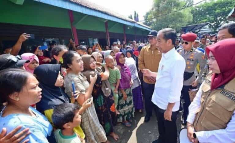 Kunjungi Posko Terdampak Banjir Presiden Jokowi Sapa Masyarakat Demak