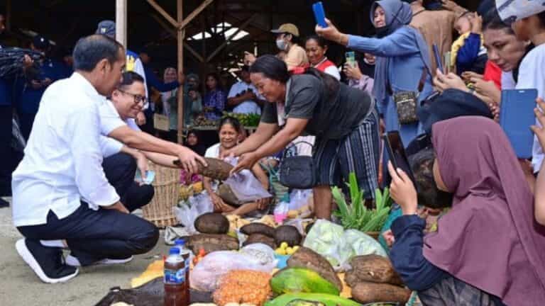 Tinjau Harga Bahan Pokok di Banggai Kepulauan, Jokowi Kunjungi Pasar Salakan