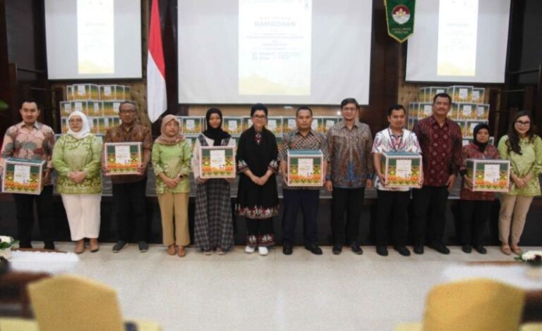 Penasihat DWP Setkab Serahkan Bingkisan Idulfitri 1445 H Bagi Anak Yatim dan Pegawai