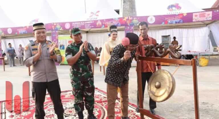 Dalam sambutannya, Bupati Anwar Sadat mengatakan bahwa kegiatan Bazar Ekonomi Kreatif Ramadhan 2024 tahun ini merupakan rangkaian