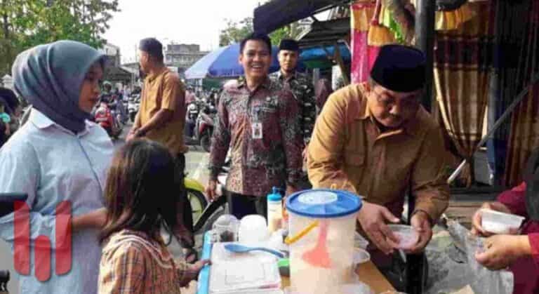 Bupati H Anwar Sadat yang mendatangi pedagang dan belanja takjil tidak hanya sekedar belanja tetapi turut membagikan menu berbuka puasa