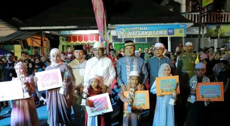 Bupati Tanjab Barat, Drs. H. Anwar Sadat, membuka secara resmi kegiatan Festival Arakan Sahur ke-2 (Dua) yang digelar Pemkab Tanjab Barat