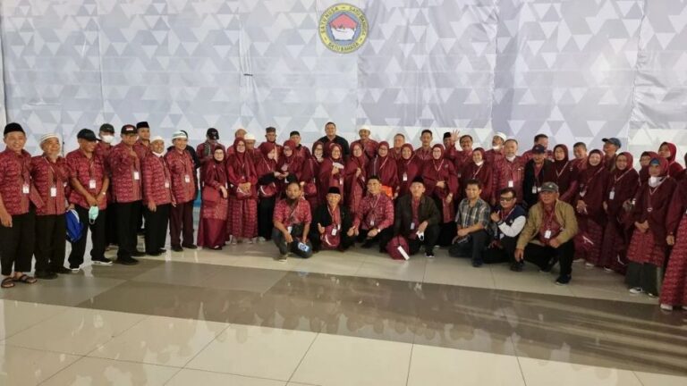 Alumni SMA I Taruna Nusantara Berangkatkan 51 Pamong untuk Ibadah Umroh