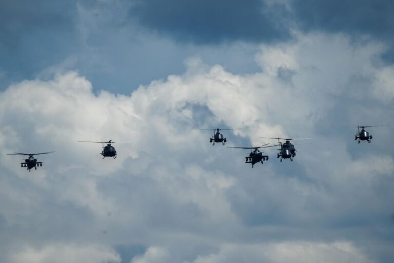 Delapan Heli Penerbad Menyerang Sasaran di Cipatat Jawa Barat