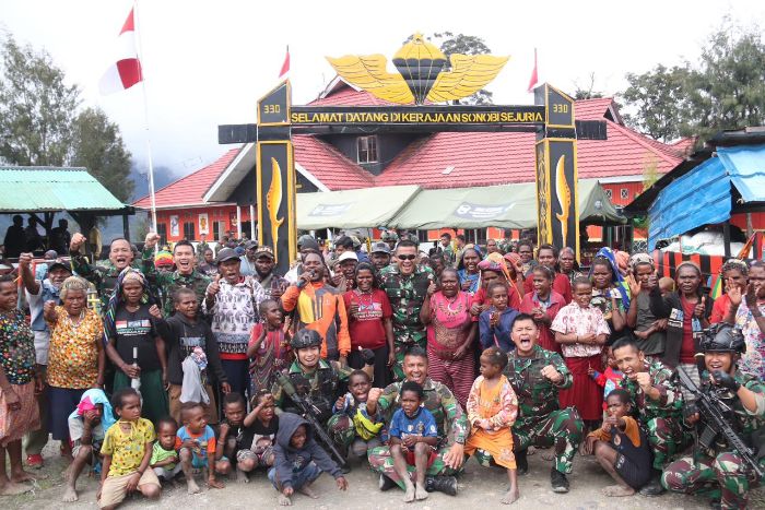 Tongkat Komando “TOPE SONOWI KOA”, Bentuk Penghormatan Masyarakat Intan Jaya Untuk Dansatgas 330/Tri Dharma