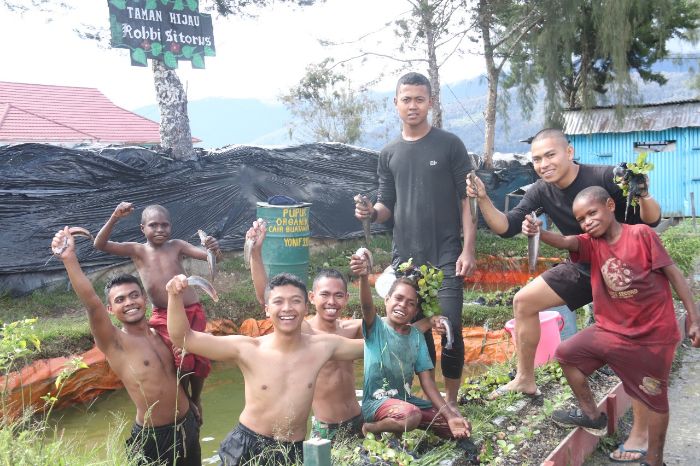 Berbagi Berkah pada Ramadhan Hari Pertama, Satgas 330 Bagikan Hasil Panen Lele Untuk Warga Intan Jaya