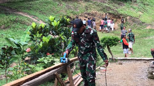 Perkuat Hubungan Dengan Masyarakat, Pos Nelu Satgas Yonkav 6/Naga Karimata Laksanakan Gotong Royong
