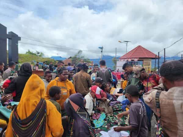 Ngabuburit Asyik Ala Satgas 330/Tri Dharma, Bagikan Baju Layak Pakai Untuk Warga Intan Jaya