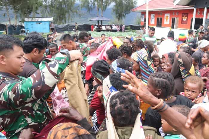Satgas 330 Berbagi Di Bulan Penuh Berkah, Buat Warga Intan Jaya Tersenyum Bahagia