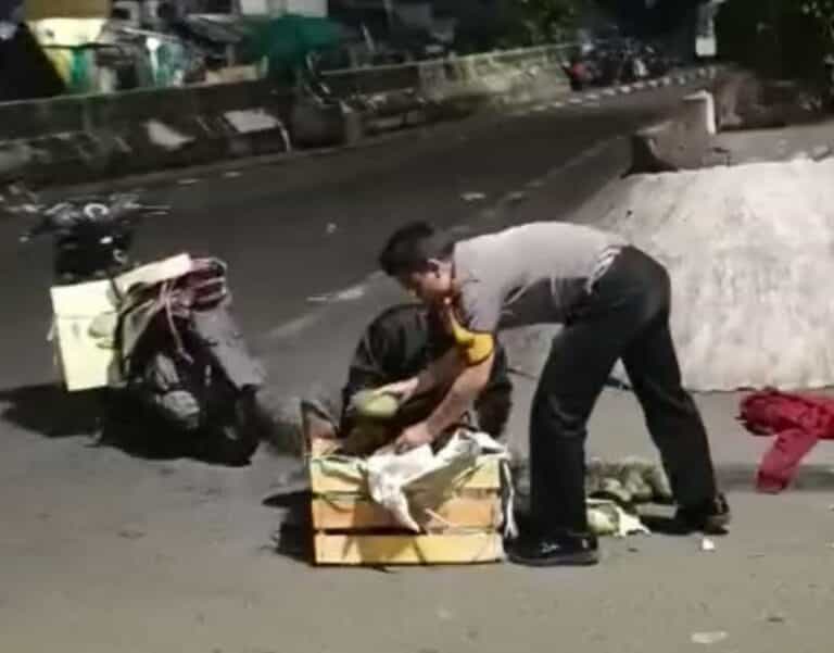 Polisi Tanggap: Personel Polsek Tambora Bantu Masyarakat Merapihkan Buah Tercecer Akibat Terjatuh