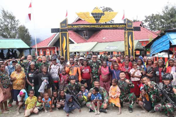 Pj Bupati, Apkam TNI-Polri dan Warga Intan Jaya Lepas Purna Tugas Satgas Yonif 330 Tri Dharma
