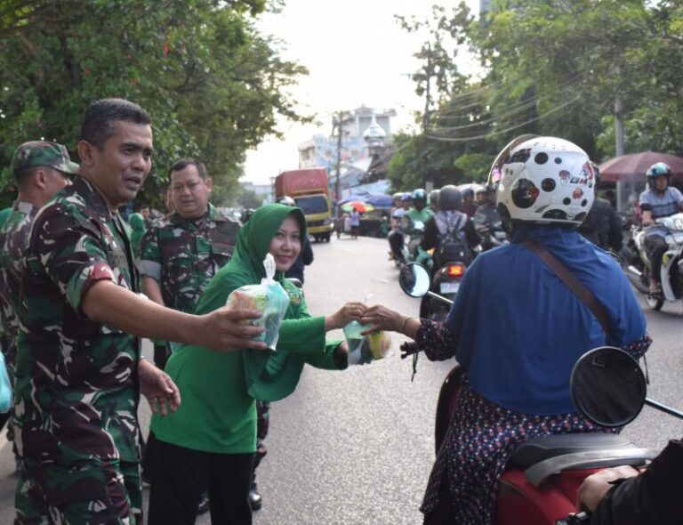 Berbagi Senyuman dengan Takjil, Dandim 1007/Bjm dampingi Ketua Persit KCK Cab XXX Dim 1007/Bjm beserta Jajaran