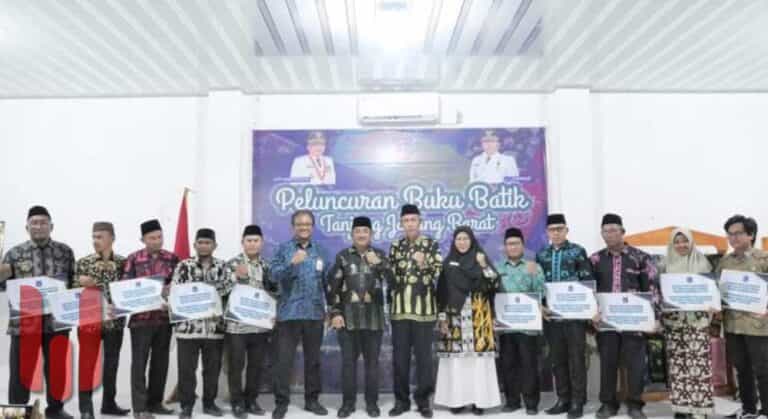 Bupati Tanjung Jabung Barat (Tanjabbar), Drs. H. Anwar Sadat, meresmikan peluncuran Buku Batik Tanjung Jabung Barat serta menyerahkan