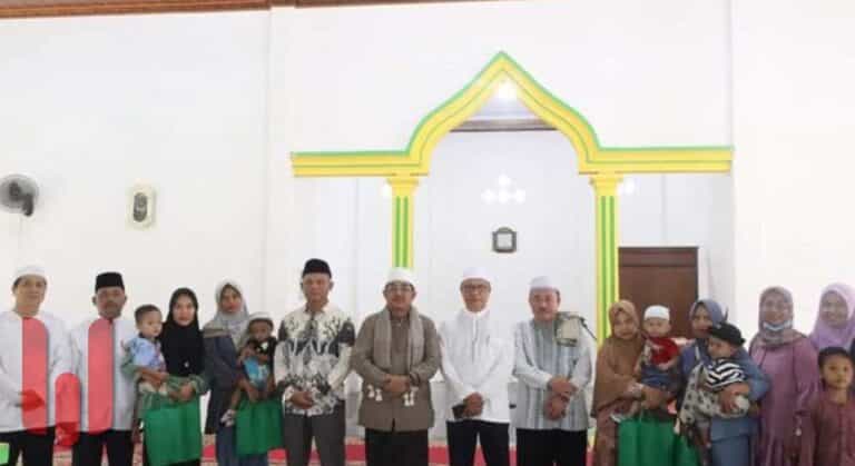 Laksanakan Safari Jumat Berkah, Bupati Tanjung Jabung Barat (Tanjabbar), Drs. Anwar Sadat mendorong masyarakat untuk menanam padi