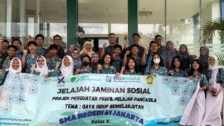 BPJS Kesehatan Cabang Jakarta Barat mengundang puluhan murid SMA untuk menyaksikan langsung alur pelayanan administrasi JKN