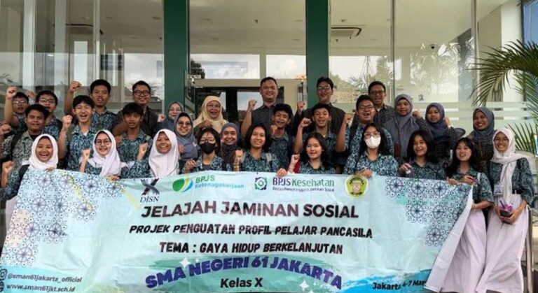 BPJS Kesehatan Cabang Jakarta Barat mengundang puluhan murid SMA untuk menyaksikan langsung alur pelayanan administrasi JKN