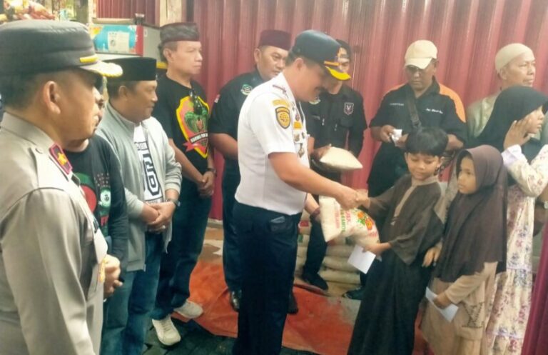 Kepala Terminal Kalideres bersama FBR Kelabang Merah Berikan Santunan Anak Yatim Piatu