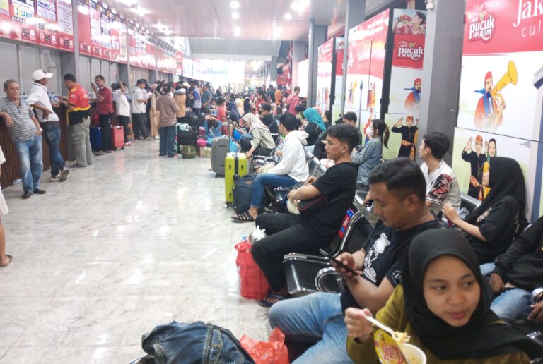Jelang Lebaran, Pedagang Kios di Terminal Kalideres Mengaku Baru Rasakan Ramai Pembeli