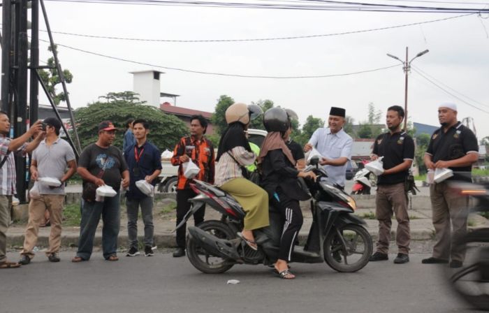 Forum Jurnalis Medan Tuntungan Bersama Camat dan Tokoh Kepemudaan Bagi-bagi Takjil