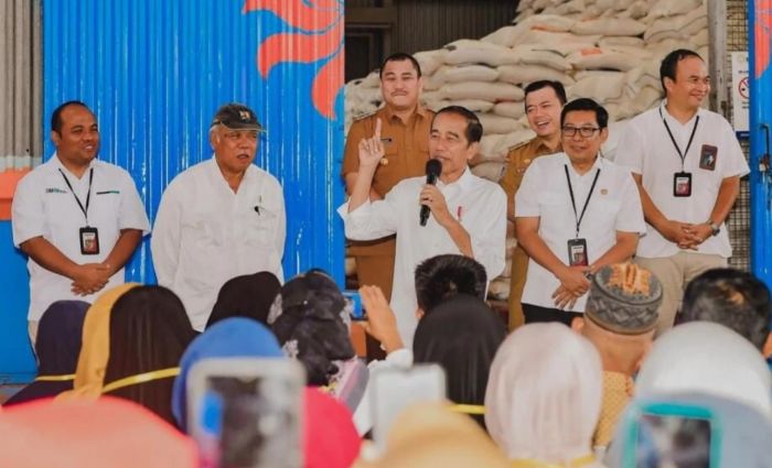 Jokowi Tinjau Stok Beras dan Serahkan Bantuan Pangan di Kabupaten Bungo