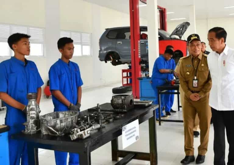 Tinjau Fasilitas Pendidikan Presiden Jokowi di SMKN 1 Rangas Mamuju