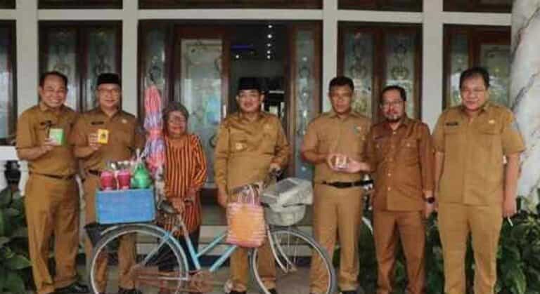 Bupati Tanjung Jabung Barat, Drs. H. Anwar Sadat, menunjukkan kepeduliannya kepada masyarakat dengan memberikan bantuan langsung berupa