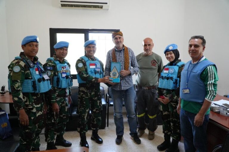Cinderamata Blangkon dan Selendang Indonesia Simbol Persahabatan di Dier Siriane Lebanon