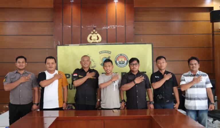 Kasi Humas Polres Belitung Silahturahmi Besama Insan Pers di Kabupaten Belitung