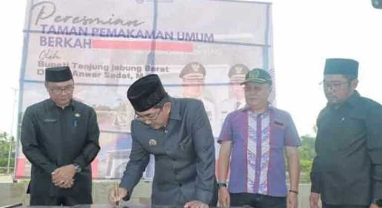 Bupati Tanjung Jabung Barat, Drs. H. Anwar Sadat, secara resmi meresmikan Tempat Pemakaman Umum Berkah, yang terletak di Parit 1 Darat