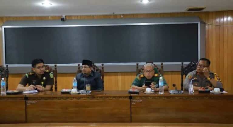 Bupati Tanjung Jabung Barat (Tanjabbar), Drs. H. Anwar Sadat, kembali memimpin rapat penting dalam rangka percepatan penanganan konflik